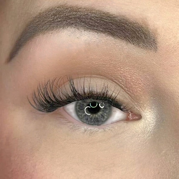 Megavolume Fastbond Press-on Cluster Lashes Closeup - Youthphoria Australia